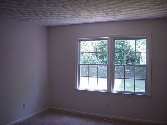 4th image of 20 Carriage Hill Dr