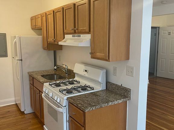 4th image of 10 Yeamans St #10367584