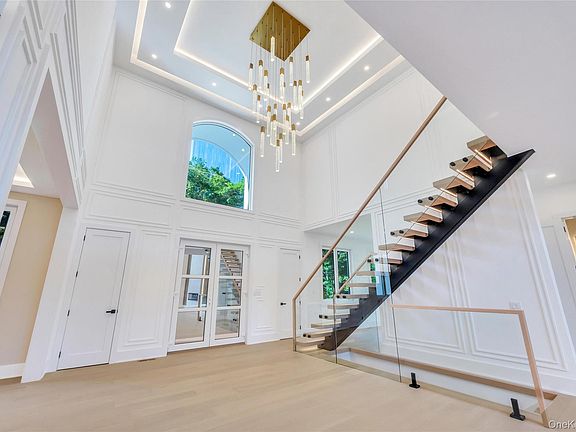 5th image of 15 Folger Lane