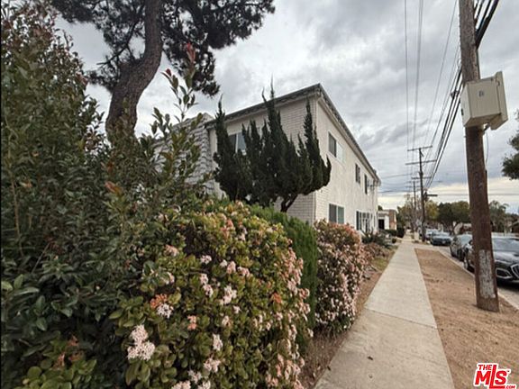 2nd image of 544 W Lexington Dr