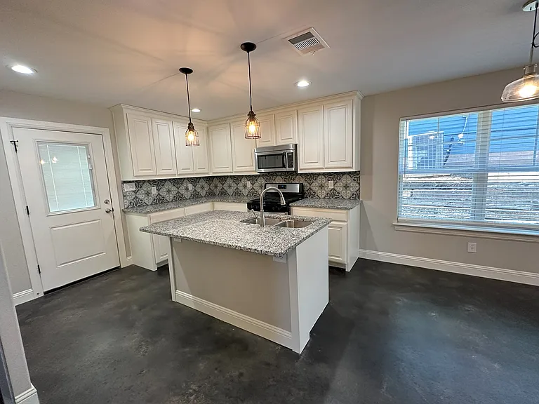 428 E Nelson St — Photo 7