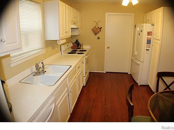 4th image of 369 N Oak Dr #1