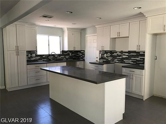 5th image of 2304 W Oakey Blvd