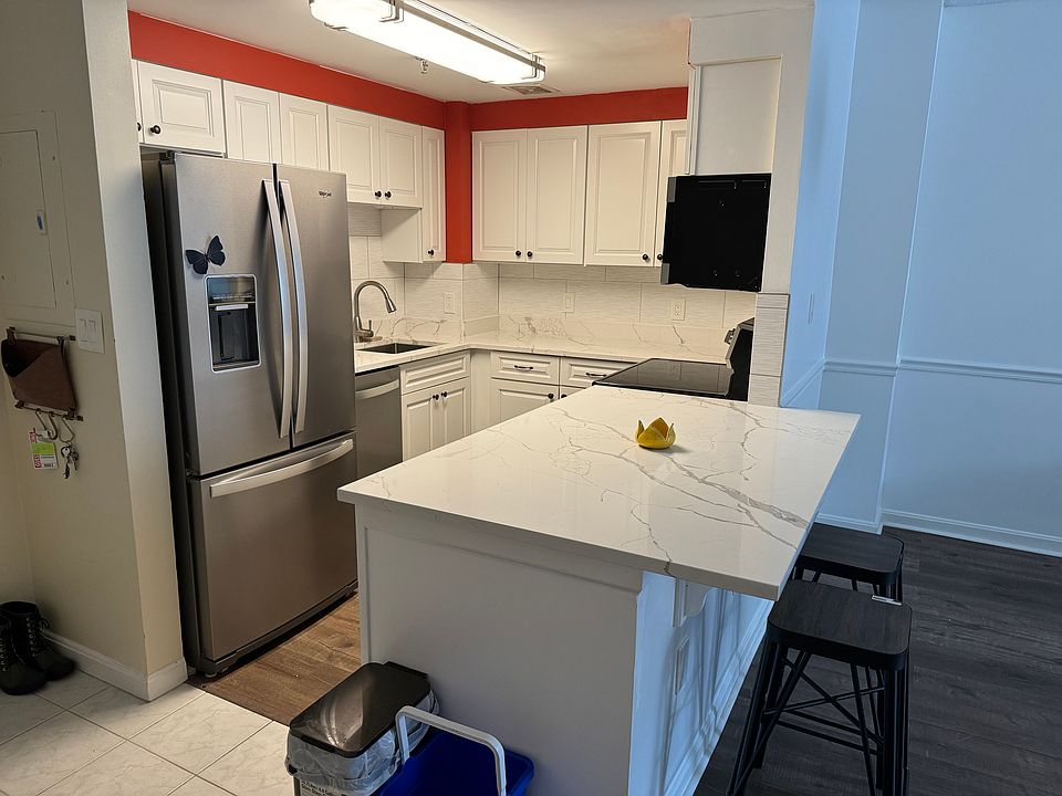 1st image of 24 Courthouse Sq APT 102