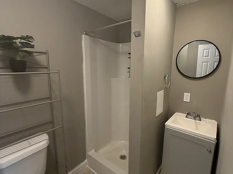 E Freedom Cir — Photo 7