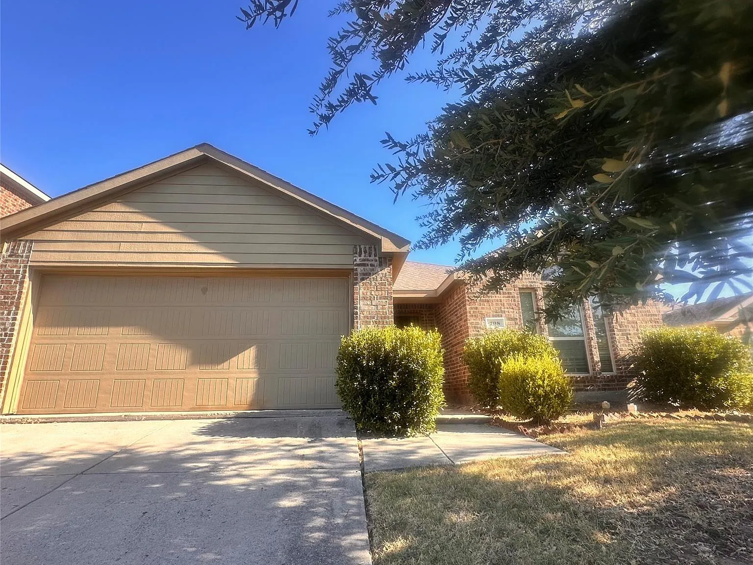 3 bed, 1402 sqft, $1,895 — Photo 1