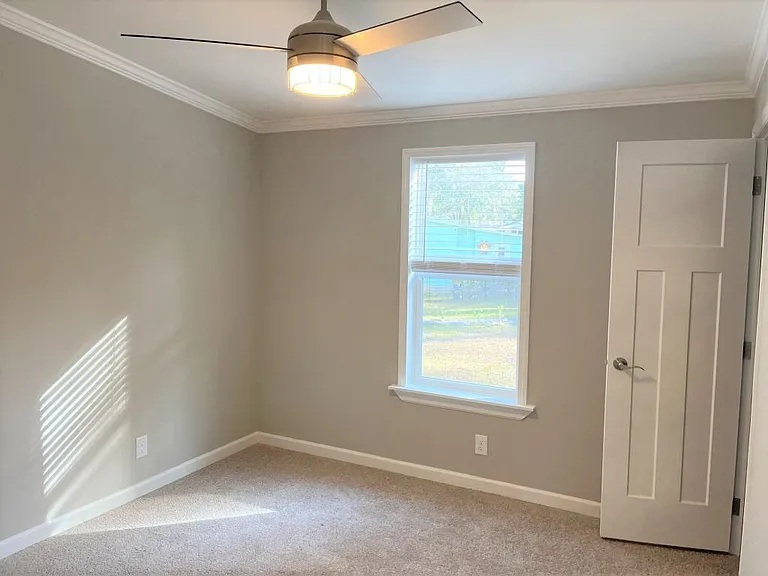 1077 Cloverleaf Cir #1077 — Photo 8