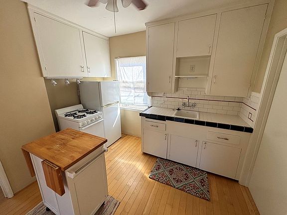 4th image of 272 1/2 Barry Dr