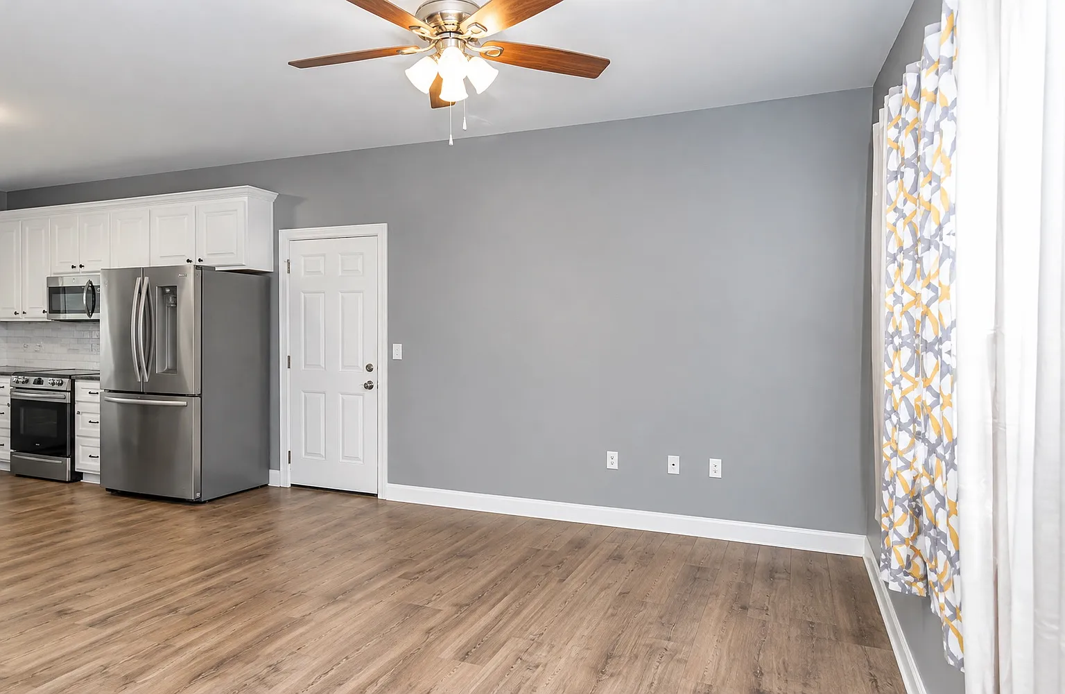 3 bed, 1349 sqft, $2,100 — Photo 2