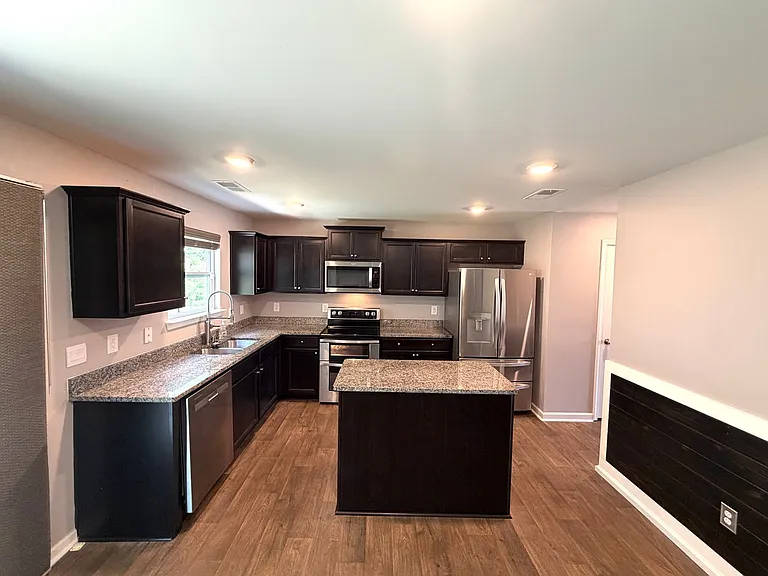 220 Roper St — Photo 9