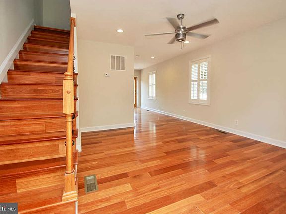 3rd image of 1120 Colonial Ave