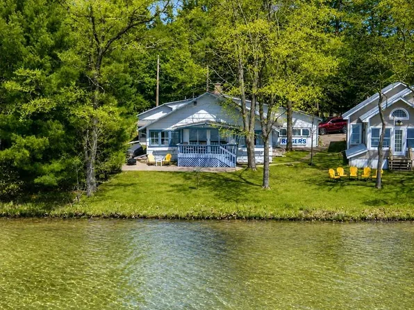 N2405 Long Cove Dr, Waupaca, WI 54981