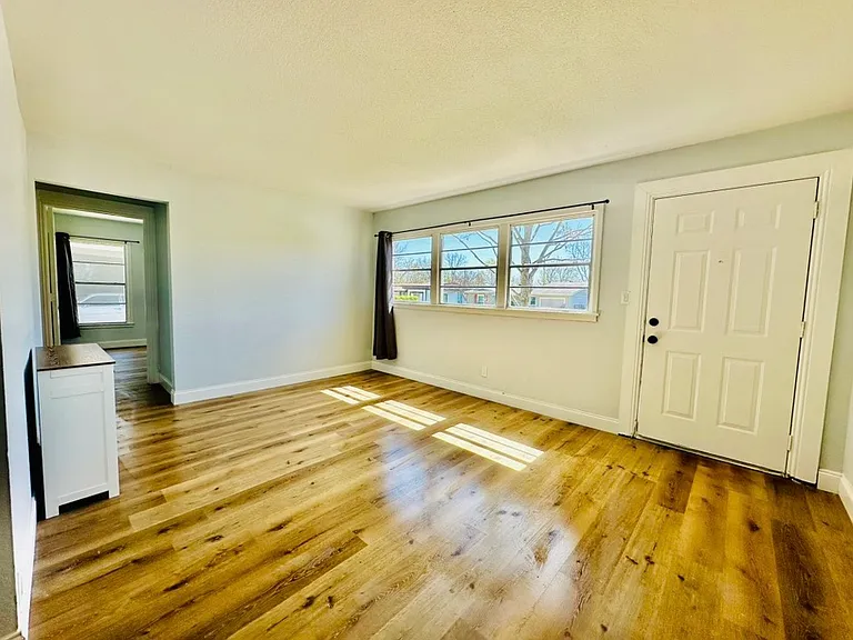 617 Jane Ln — Photo 3