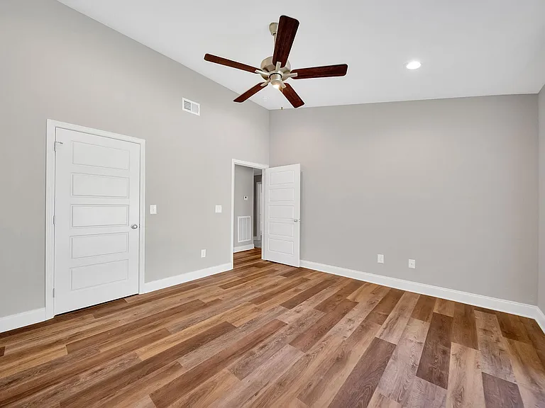 HILLRISE APARTMENTS — Photo 31