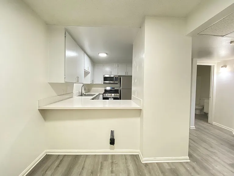 2724 Abbot Kinney Blvd. — Photo 32