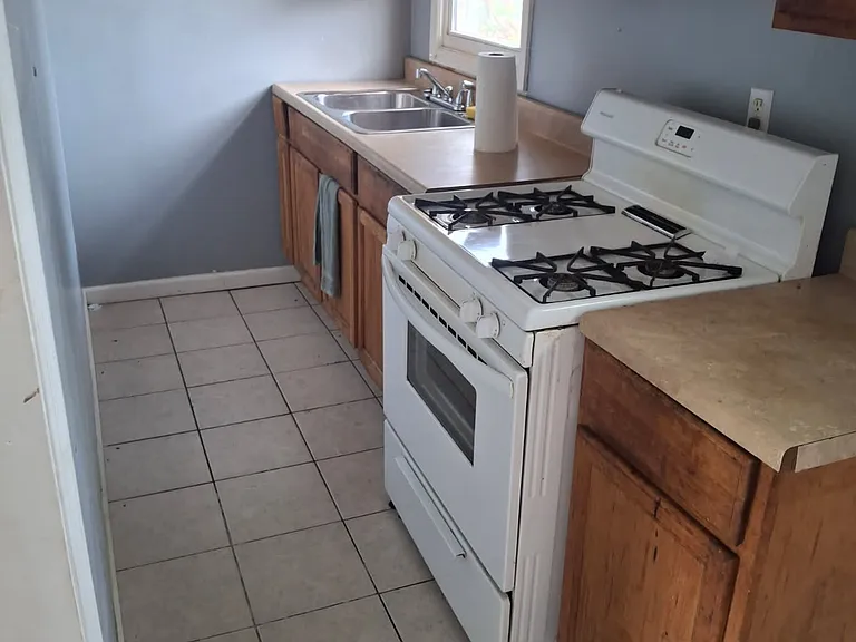 925 E 6th St #1 — Photo 3