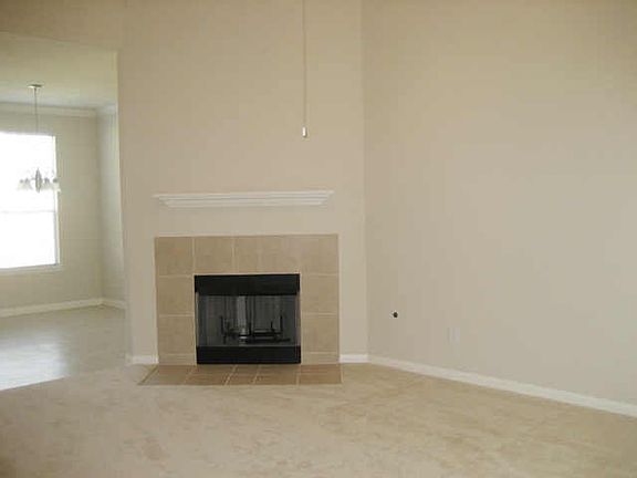 Laminated wood flooring - Spacious high ceiling family room
