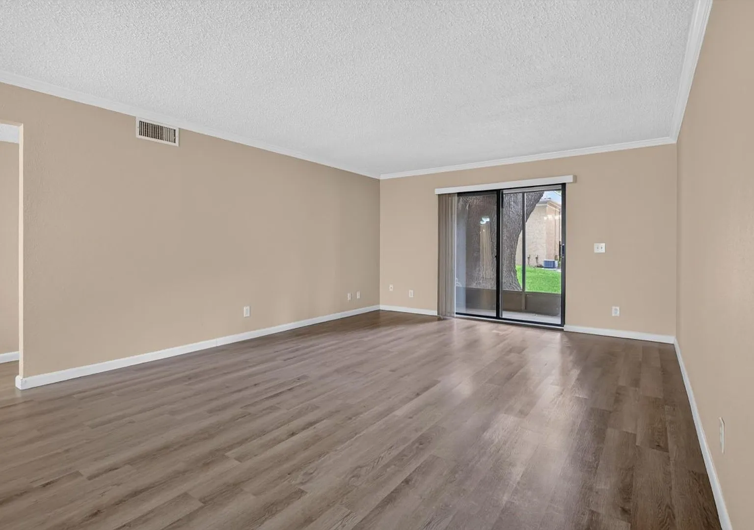 Carlton at Oak Landing Condo — Photo 4