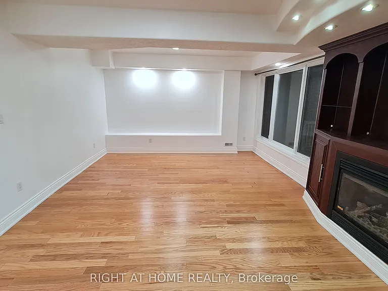 172 Lena Cres #2 — Photo 8