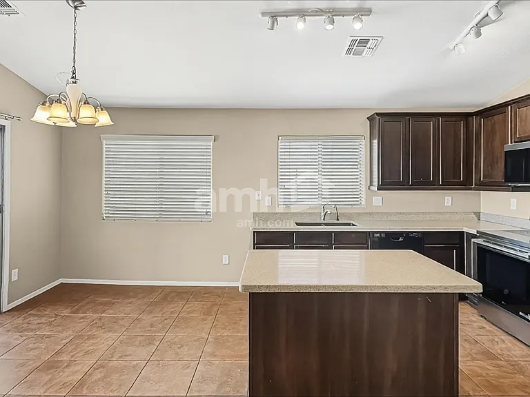 2324 S 238th Ln — Photo 4