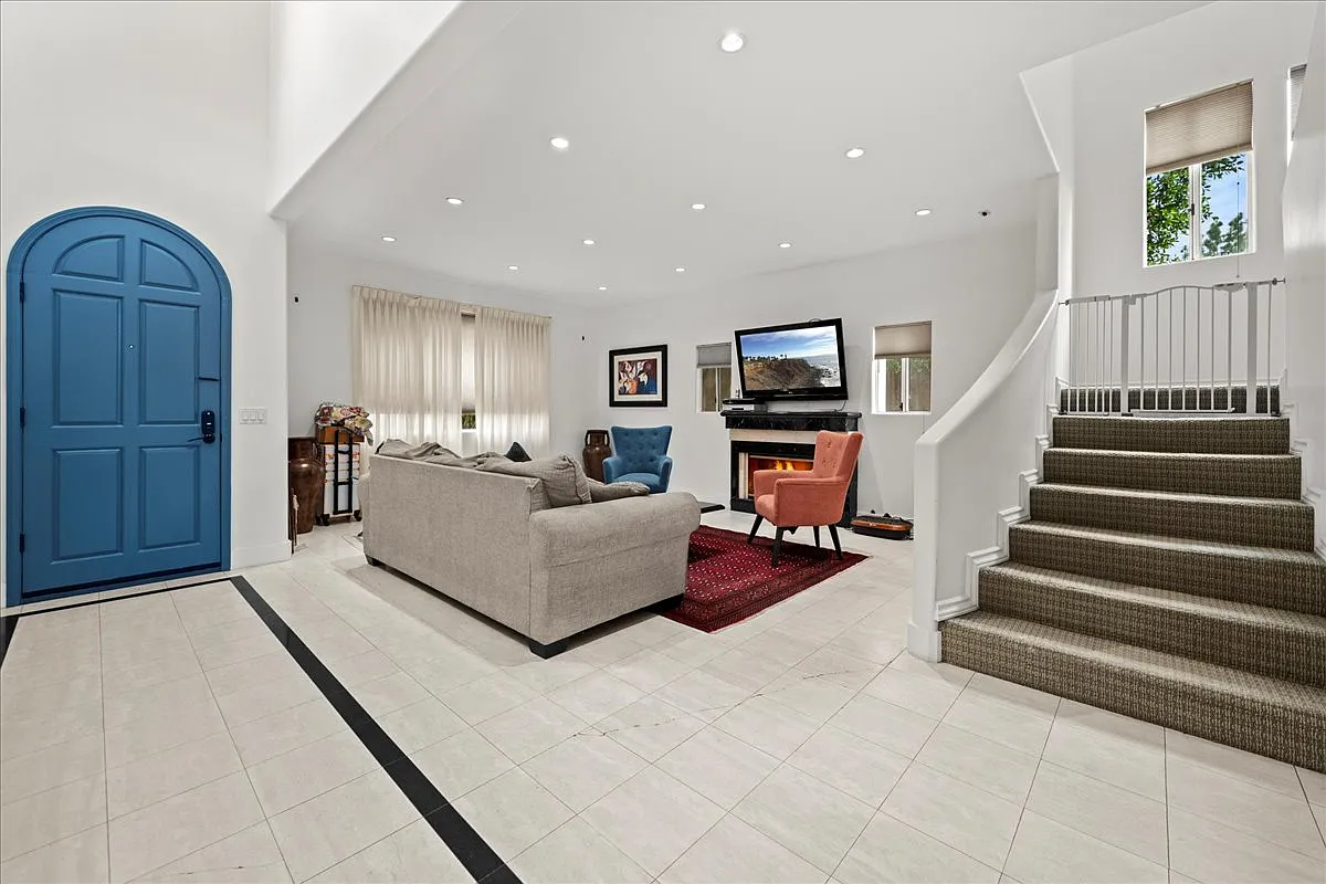 3 bed, 3.5 bath, 2650 sqft, $7,995 — Photo 2