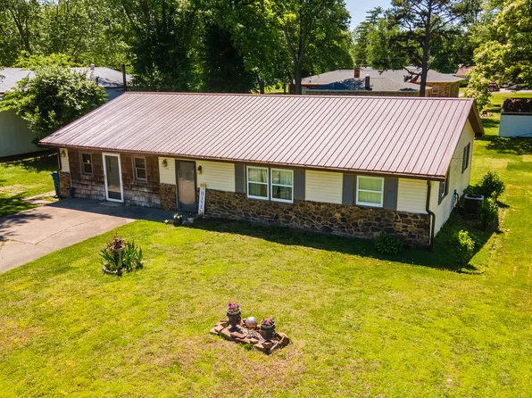 209 N West St, Elkville, IL 62932
