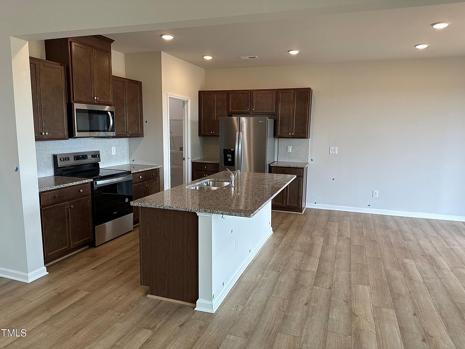 2nd image of 107 Saucer St