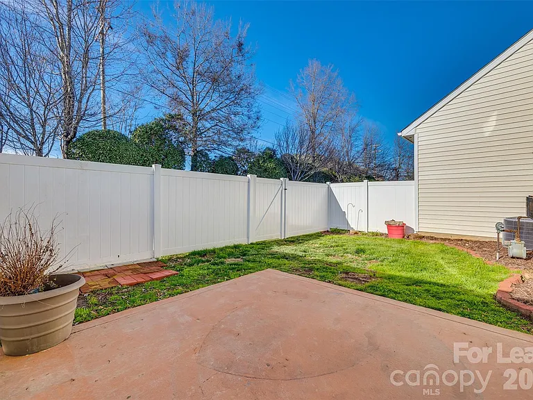 618 Bayou Cir — Photo 27