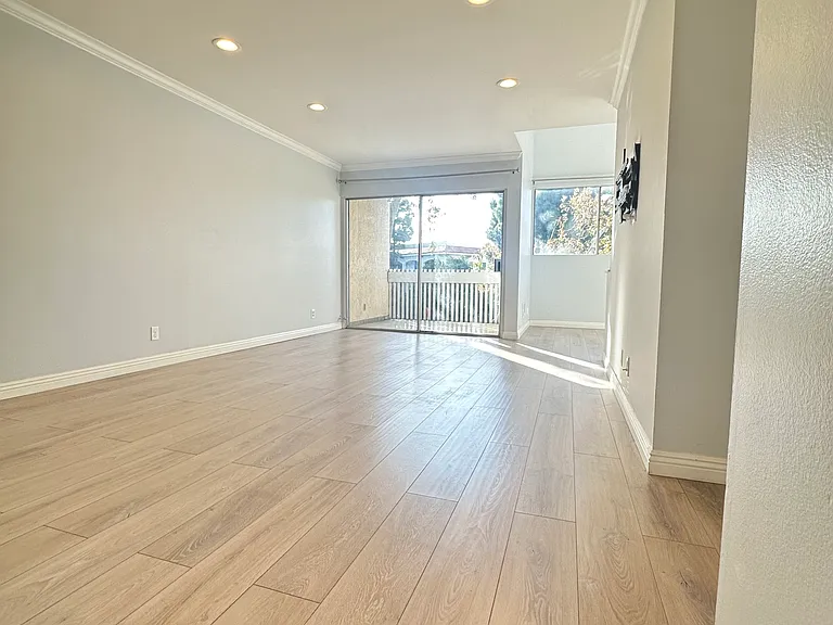 5950 Canterbury Dr — Photo 3