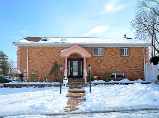 160 Bedford Ave, New Hyde Park, NY 11040