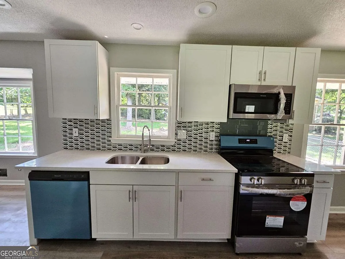 4 bed, 2.0 bath, 2355 sqft, $2,950 — Photo 3