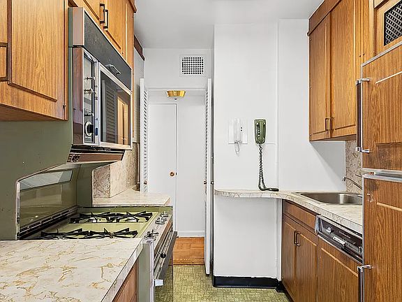 5th image of 150 E 61st St APT 3D