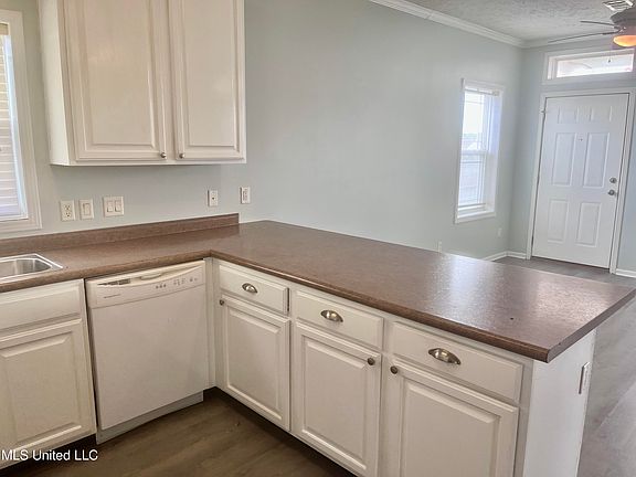 5th image of 2404 Gladiolus St #A