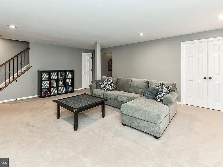 7910 Oak Hollow Ln — Photo 18