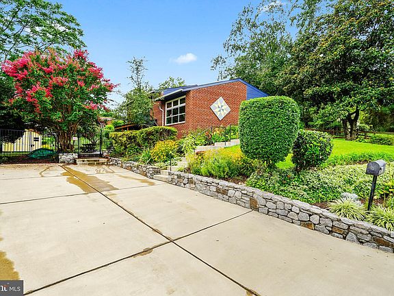 2nd image of 5523 Harvey Ln