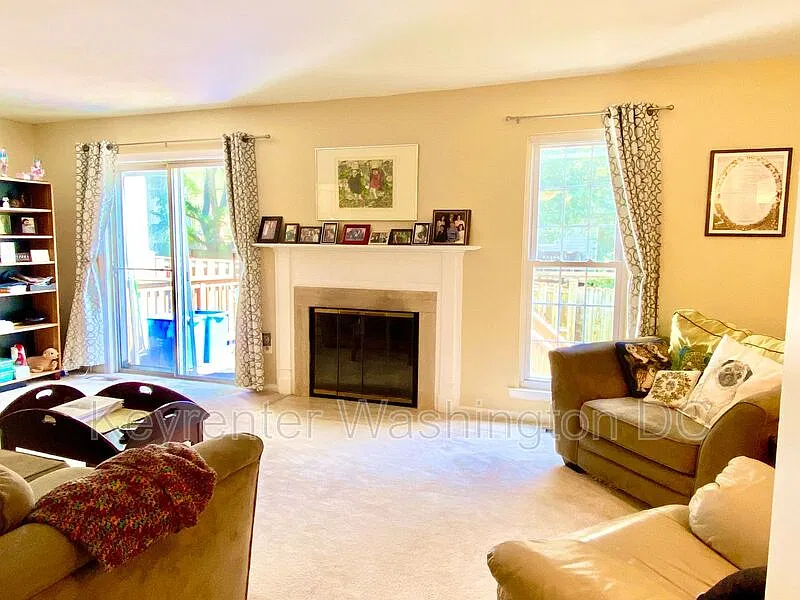 3 bed, 2.5 bath, 1800 sqft, $2,600 — Photo 3