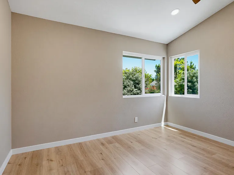 54 Sandalwood — Photo 25
