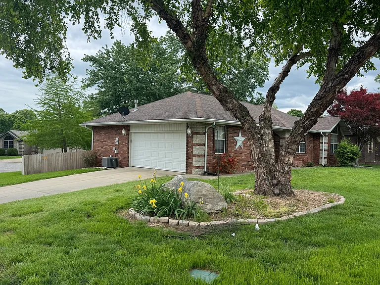 608 Cypress Ave — Photo 4