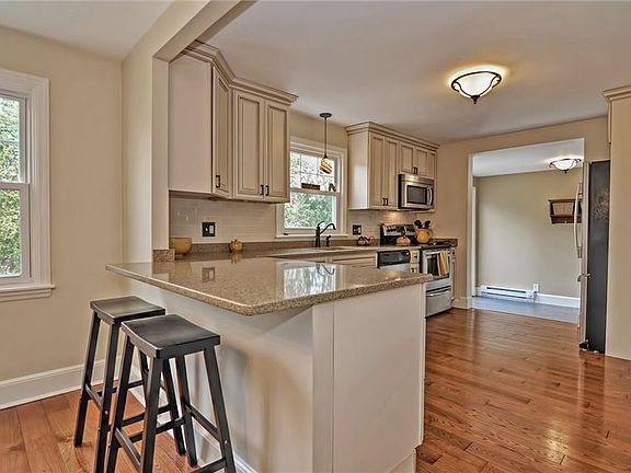 4th image of 607 Namquid Dr