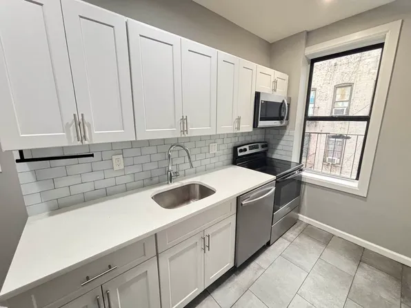 2265 University Avenue image 1 of 7