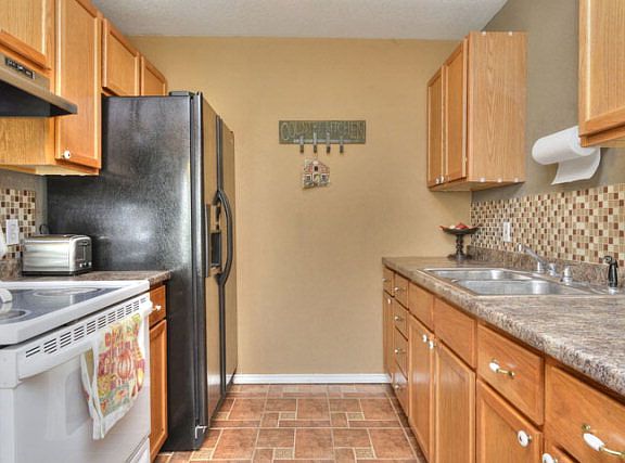 3rd image of 487 Windsong Ln