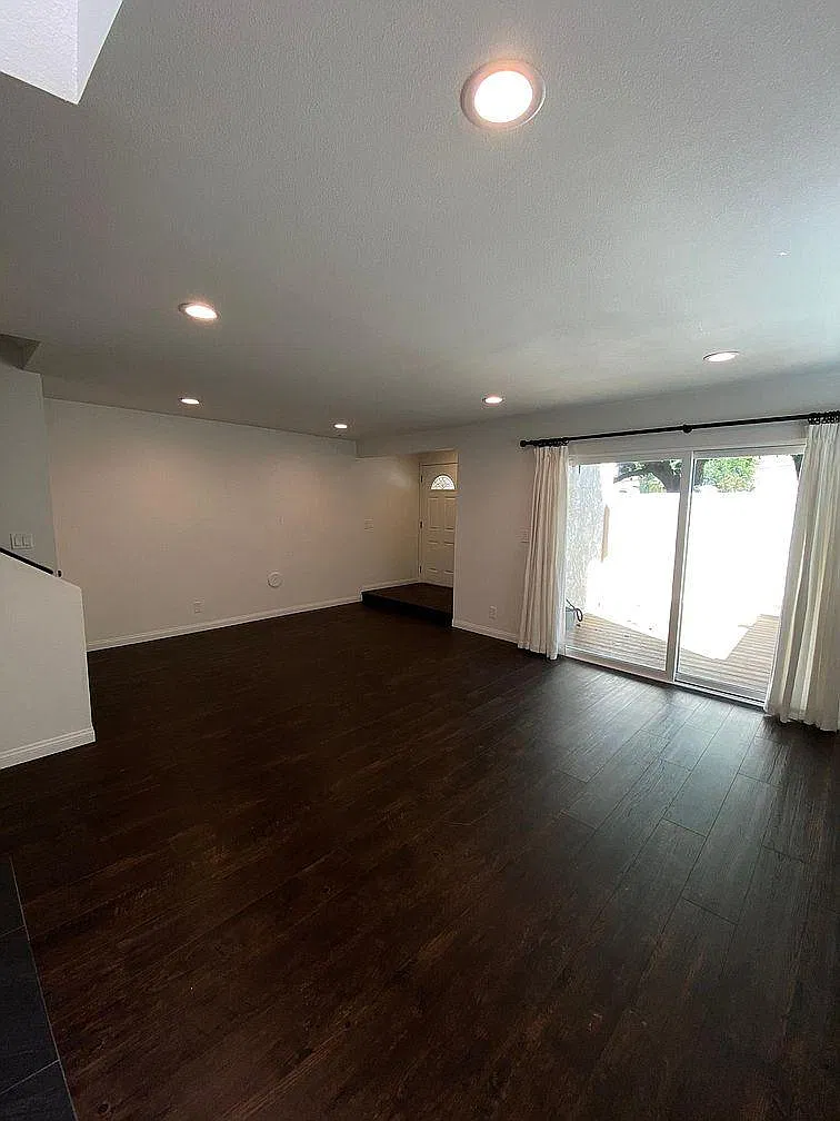 4325 W 182nd St — Photo 2