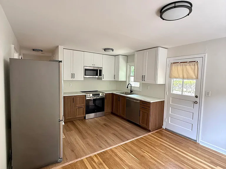 479 S Pleasant Ave — Photo 2