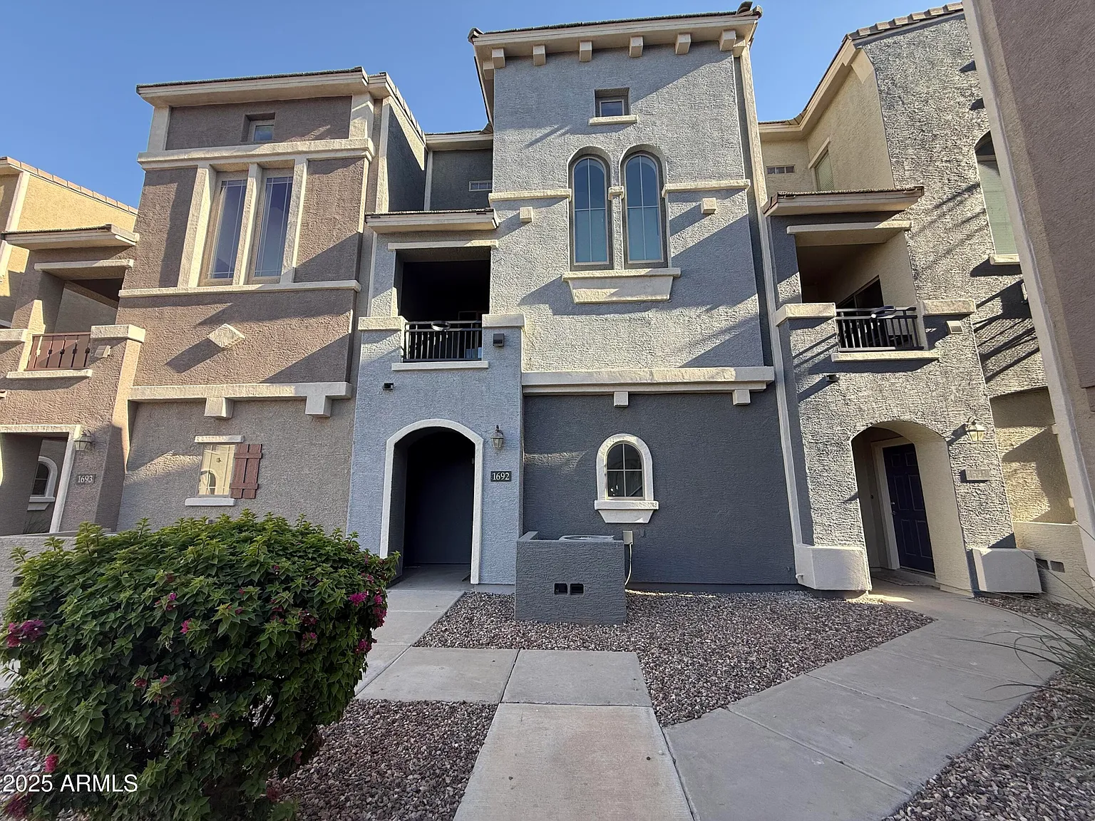 2 bed, 2.5 bath, 1105 sqft, $1,950 — Photo 1