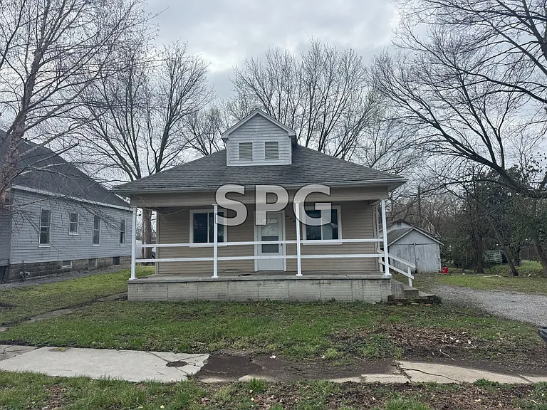 1002 E 10th St — Photo 3