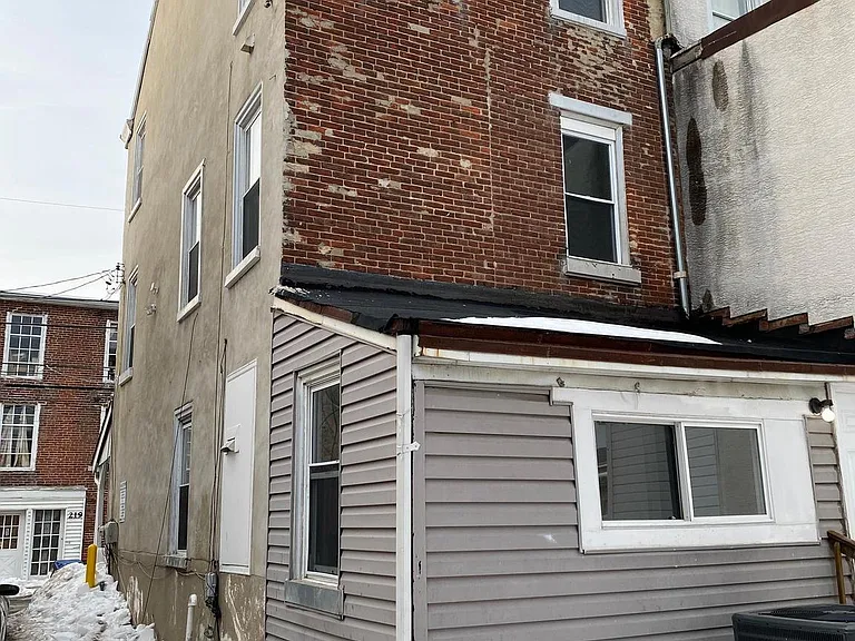 220 Pearl St — Photo 3