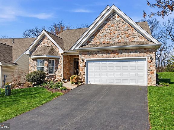 2nd image of 158 Glenmoor Cir N
