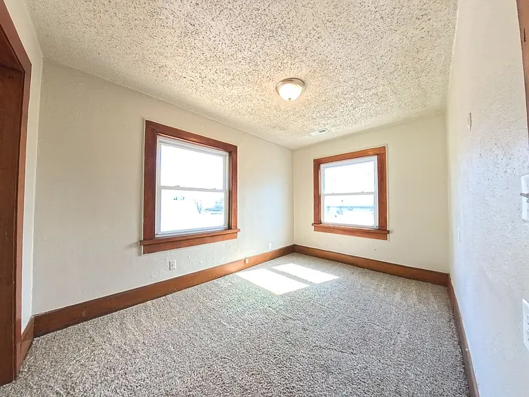 3303 University Ave — Photo 25