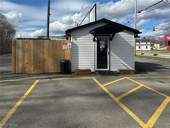 5th image of 3405 Mahoning Ave NW