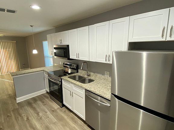 3rd image of 213 Balboa Dr Unit B